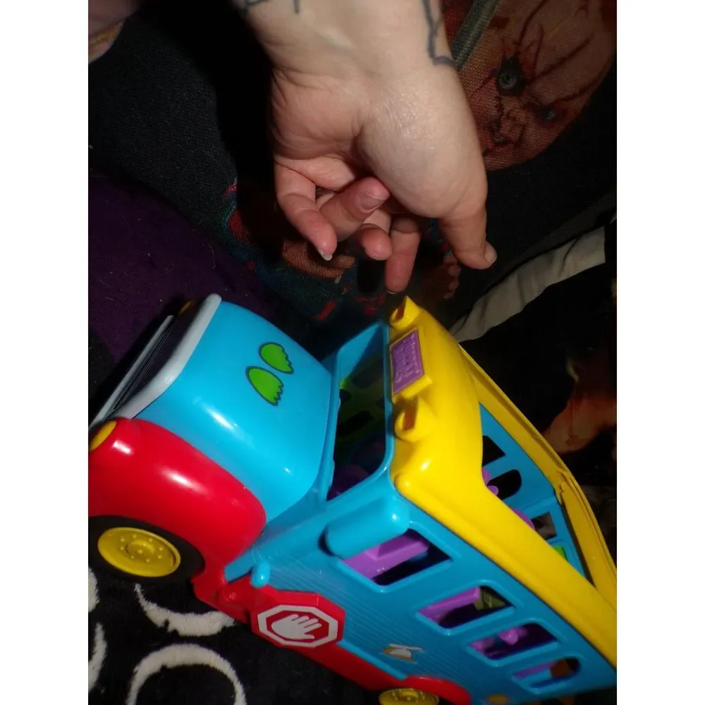 Muppet Babies bus and 2 figures-y2